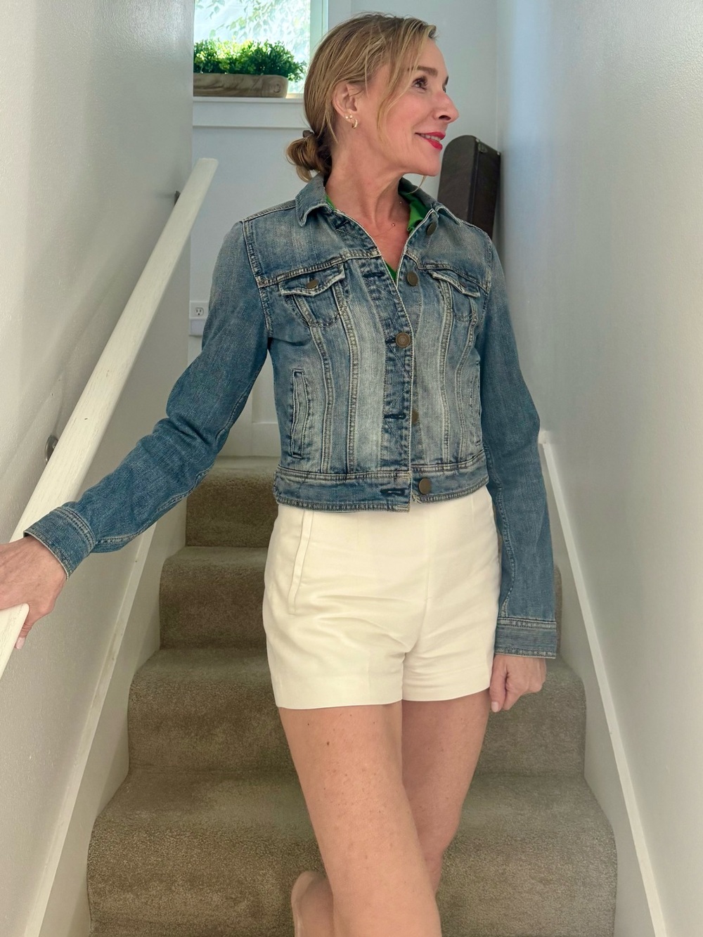 American Eagle Women’s Fitted Denim Jacket Medium M Vintage Wash 100% Cotton